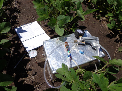 Cámaras de muestreo de N2O, termómetro de suelo, vial de 10 ml. y planilla de campo en cultivo de soja.