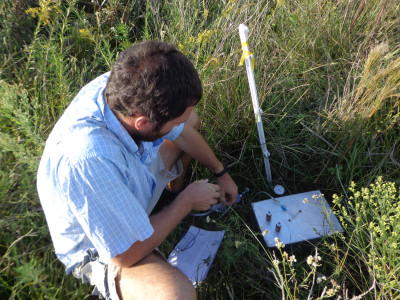 Tomas de muestras de N2O usando cámaras estáticas y bomba de vacío manual en pastizal natural. Gualegucayhú.